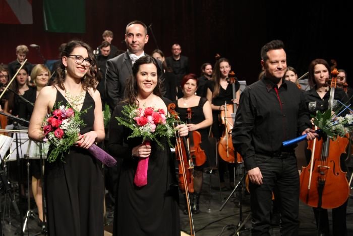 Ana Čop, Manja Slak in Rok Golob, za njimi pa dirigent Sandi Franko (Foto: I. Vidmar)