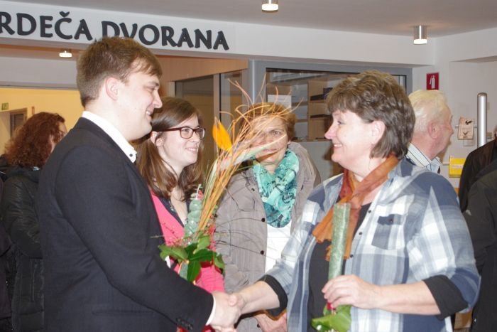 Mihi je za razstavo med prvimi čestitala njegova učiteljica likovnega pouka v osnovni šoli Darja Kovačič.