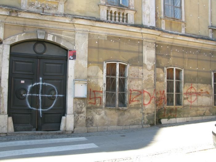 Sovražni grafiti in grožnje na Sokolskem domu (Foto: M. M.)
