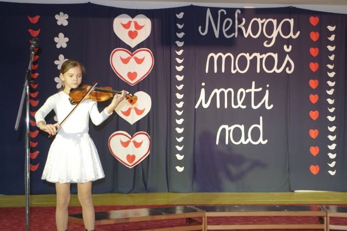 Tereza Zupet na violini.