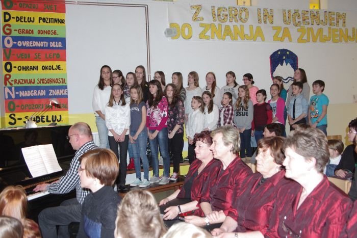 Mladinski pevski zbor ob klavirski spremljavi Milana Pavliča.