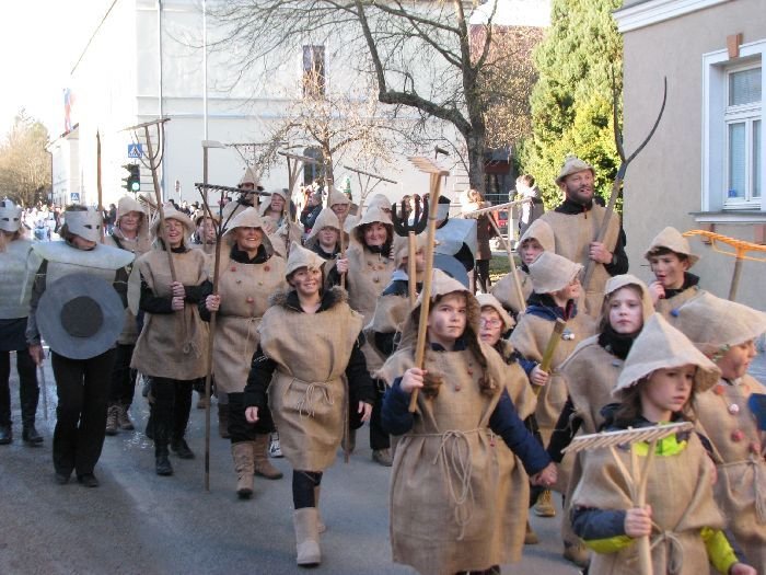V skladu s puntarskim letom, saj je bilo leto 2015 na Kočevskem posvečeno spominu na 500-letnico puntarstva, so se učenci in učitelji, kot tudi njihova ravnateljica Sonja Veber, oblekli v puntarje. (Foto: M. L-S.)