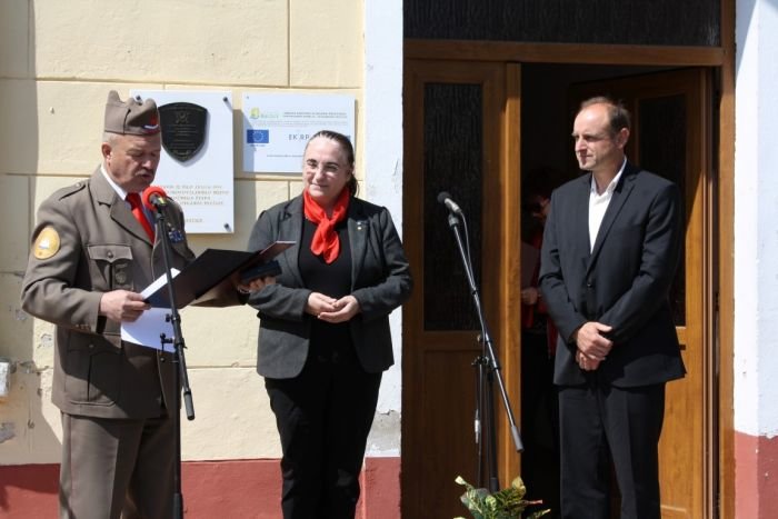Stane Preskar in Ljubica Jelušič sta predsedniku krajevne skupnosti Sromlje Ferdu Pinteriču izročila srebrno plaketo. (Foto: M. L.)