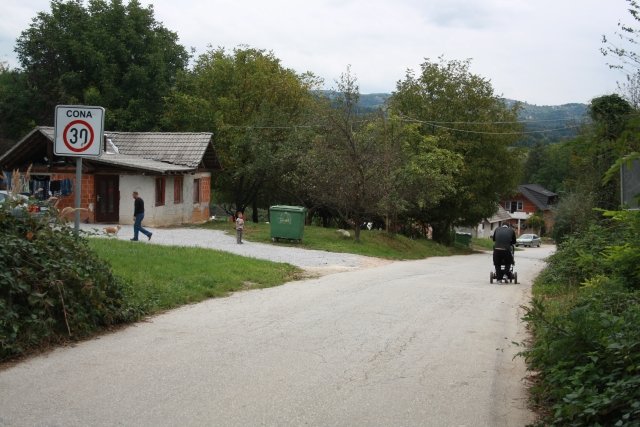 V novomeškem romskem naselju Žabjak jih je včeraj skupil poštar. (Foto: J. A.)