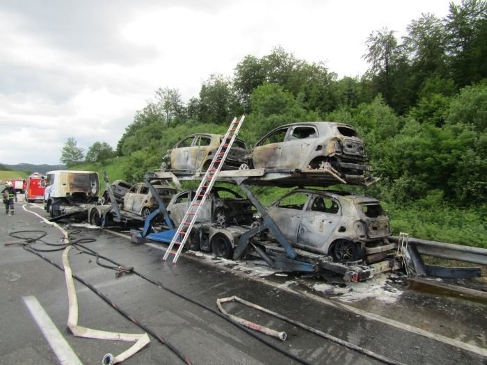 FOTO: V trčenju tovornjakov na AC poškodovanih še 9 avtomobilov