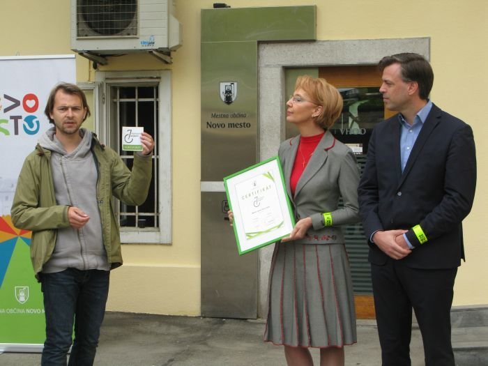 Boštjan Pucelj (NMK) predaja kolesarski certifikat in nalepko direktorici Vidi Čadonič Špelič in županu Gregorju Macedoniju. (Foto: M. M.)