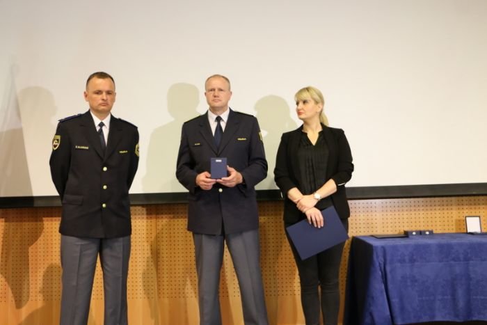 Medaljo policije je prejel Željko Ključarič, policist Policijske postaje Grosuplje. (Foto: policija.si)