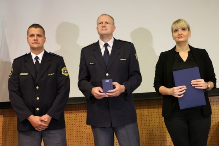 Medalji policije sta prejela Tomaž Bukovinski in Marko Eržen, policista Policijske postaje Grosuplje. (Foto: policija.si)