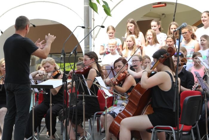 komorna zasedba simfoničnega orkestra Glasbene šole Marjana Kozine s pevskim zborom (Foto: I. Vidmar)