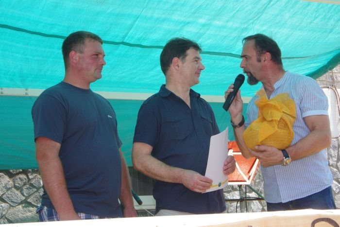 Krajevno priznanje Jožetu Mlakarju (v sredini); na levi Tomaž Marjetič in na desni Darko Povše
