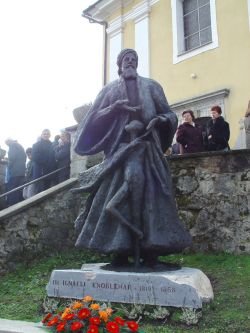 Sredi Škocjana stoji pred farno cerkvijo kip dr. Ignacija Knobleharja. (Foto: L. M.)
