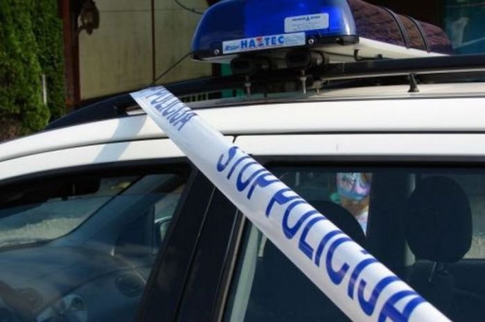 Moški v okolici Brežic zabodel policista, pozneje si je z nožem sodil sam; umrl tudi policist