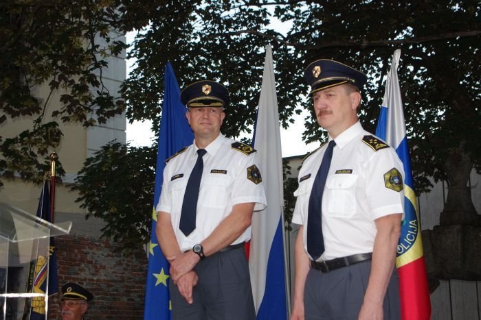 Marjan Fank (na levi) ob nedavnem obisku ob dnevu policije v Novem mestu. Zraven direktor PU Novo mesto Janez Ogulin. (Foto: L. M.)
