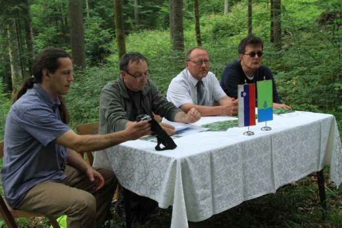 Niz poletnih dogodkov v Kočevskem rogu so predstavili (z leve): fotograf Borut Peterlin, biolog Andrej Hudoklin, topliški župan Jože Muhič in Matjaž Matko z Zavoda za ohranitev kulturne dediščine Nesseltal Koprivnik.