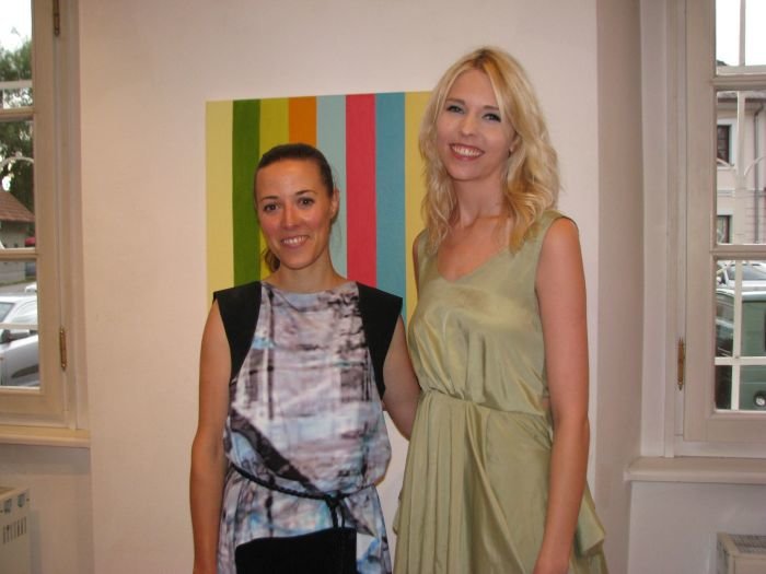 Slikarka Karmen Bajec (levo) in kustosinja razstave Klara Zupančič (Foto: M. L.-S.)