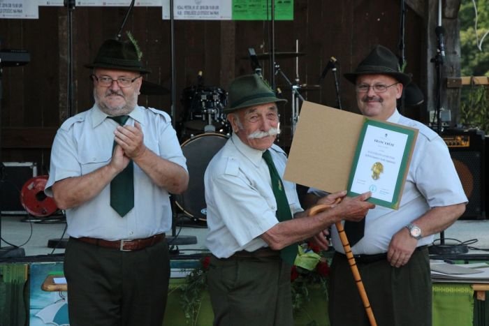 Zlati jubilejni znak za 60 let članstva v lovski organizaciji je prejel Franc Eršte.