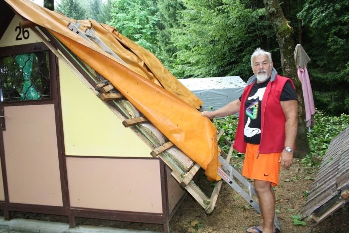 Janez Pavlin ob eni od hišic s poškodovano streho v Taboru Mojca.