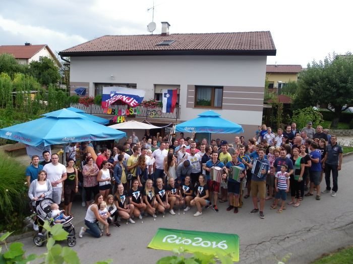 Pred domačo hišo so včeraj trebanjskega olimpijca Miho Zarabca sprejeli domači, sorodniki, sosedje in prijatelji. (Foto: J. S.)