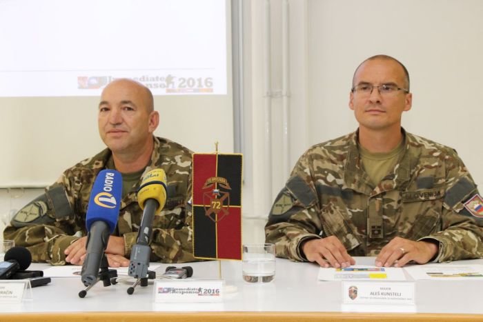 Z leve: sodirektor vaje, poveljnik 72. brigade brigadir Franc Koračin in major Aleš Kunstelj, eden od njenih načrtovalcev. (Foto: M. Ž.)