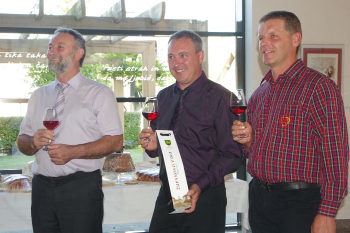 Prevzem županovega vina - od leve proti desni: Radko Luzar, Denis Gorenc, Jurij Krštinc