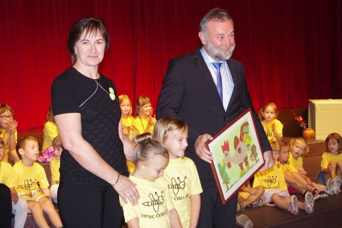 Anica Srpčič in župan Radko Luzar, ki so ga malčki vrtca prijetno presenetili  s sliko petelina.