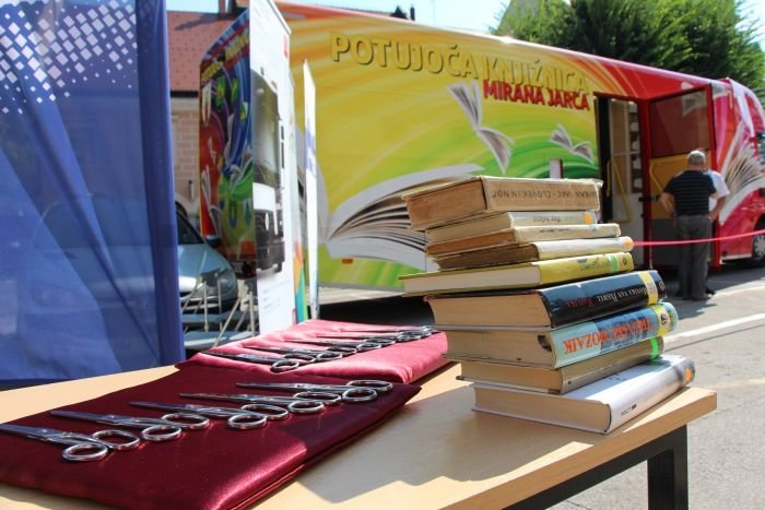 Danes so namenu predali novi bibliobus regijske Knjižnice Mirana Jarca.
