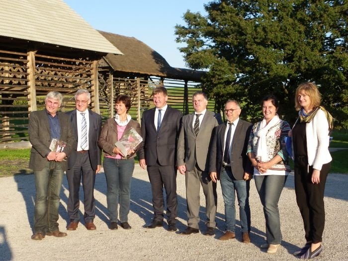 Delegacijo odbora AGRI, ki se mudi na tridnevnem obisku Slovenije, je včeraj obiskala tudi šentrupertsko deželo kozolcev. (Foto: J. S.)