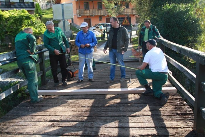 Občinski komunalni delavci bodo zamenjali vozno površino lesenega mostu čez reko Krko na Dvoru.