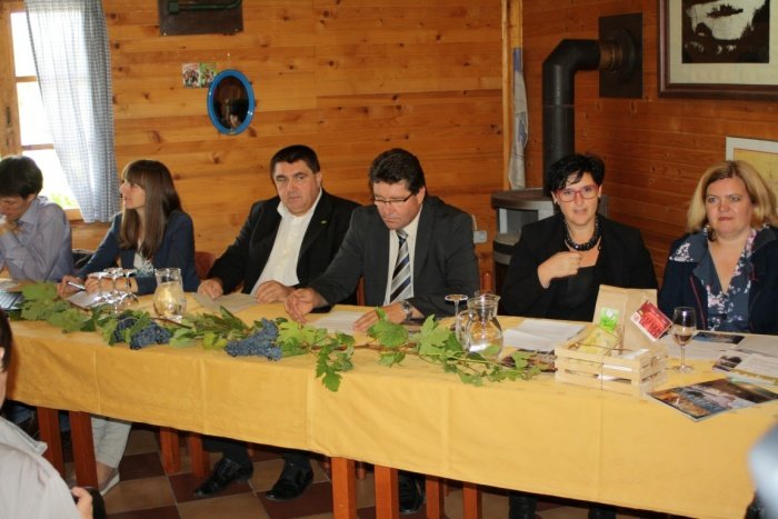 Z leve: Nejc Pozvek, Marjetka Rangus, Peter Misja, Ivan Molan, Matejka Gerjevič in Alenka Černelič Krošelj (Foto: M. L.)