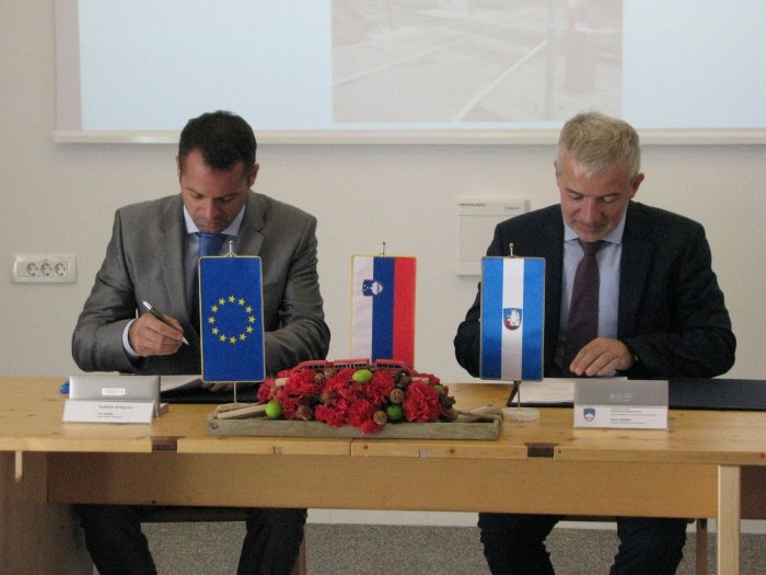 Pogodbo o dokončanju že leta 2008 začete modernizacije železniške proge Grosuplje- Kočevje sta podpisala direktor Direkcije RS za infrastrukturo Damir Topolko (desno) in direktor podjetja Kolektor Kolling, d.o.o, Tine Vadnal. (Foto: M. L.-S.)