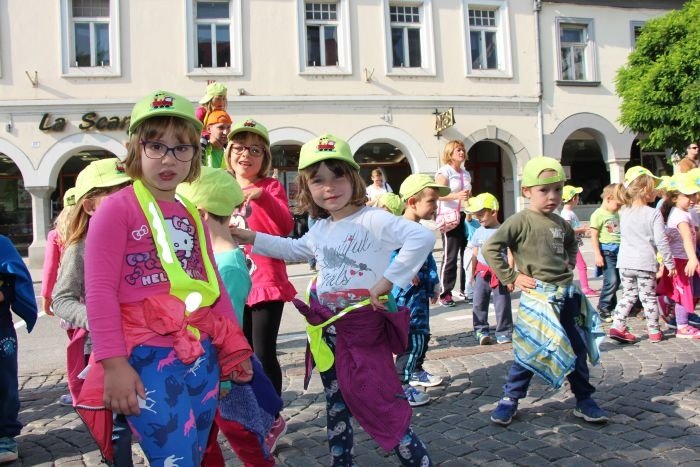 FOTO: Na Glavnem trgu je krog za lepše okolje sklenilo 550 otrok
