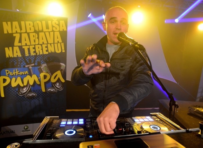 DJ Boštjan je dvigal temperaturo s Petkovo pumpo.
