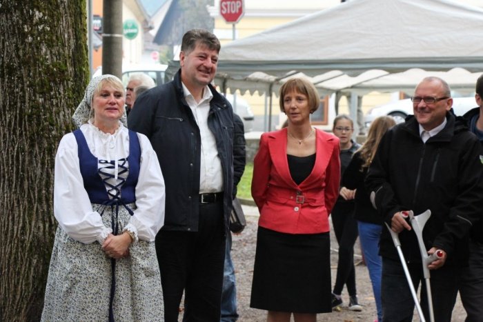 Z desne: župan Jože Muhič, državna sekretarka Tanja Strniša in direktor KGZS novo mesto Jože Simončič. 