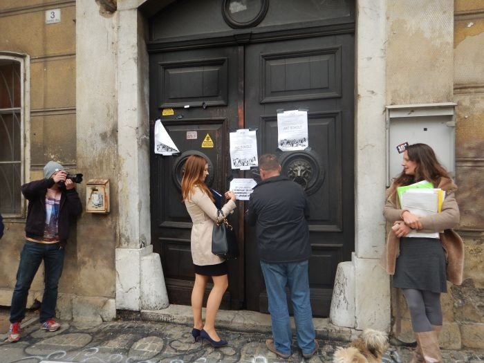 Vhod skozi glavna vrata je onemogočen, ker so člani AKC Sokolc zabarikadirali vrata, da bi zaščitili svoje imetje. Ključavnico je zamenjala občina, a ključa umetnikom v Narodnem domu niso dali.