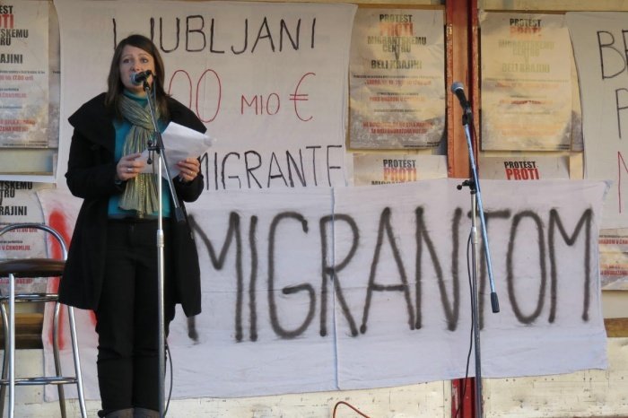 Maja Kocjan, predstavnica civilne iniciative proti migrantskemu centru v Beli krajini in občinska svetnica ter lokalna funkcionarka SDS, med govorom na nedavnih črnomaljskih protestih