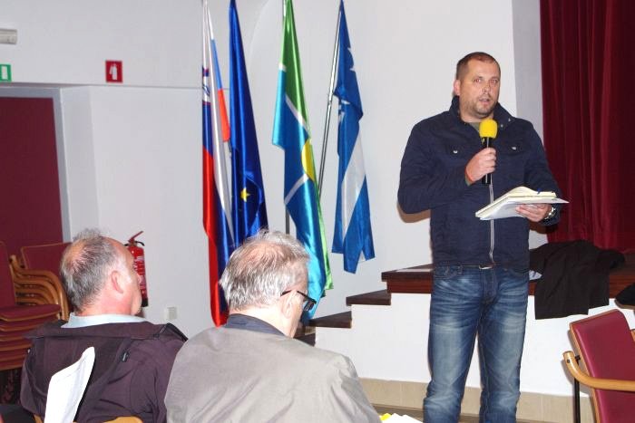 Stane Bajuk, višji svetovalec za komunalo, urejanje prostora  in varstvo okolja, je predstavil stališče Občine Šmarješke Toplice.