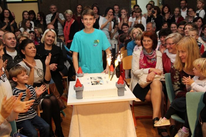 Rojstnodnevno torto je pripeljal učenec 9. razreda Matija Radež, ki je prispeval idejno skico zanjo, pa tudi besedilo za šolsko himno. (Foto: M. Ž.)