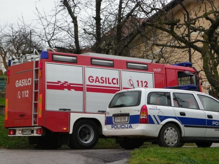 V požaru v Šentlenartu dva poškodovana, prav tako v nesreči pri Potoku 