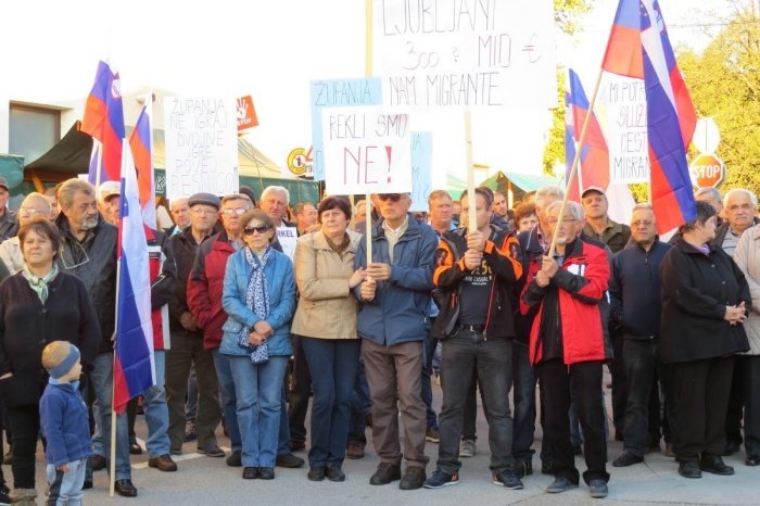 Civilna iniciativa proti migrantskemu centru v Beli krajini je 12. oktobra v Črnomlju pripravila protest proti kakršnemu koli migrantskemu centru. (Foto: M. B.-J., arhiv DL)