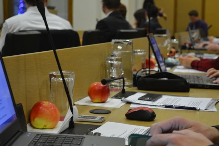 Svetnike so poleg vode torkat na mizah pričakala tudi jabolka.