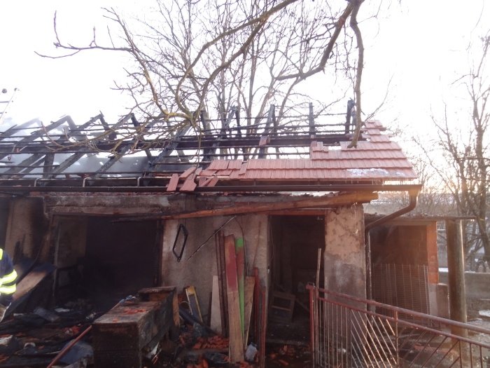 Ogenj je uničil objekt in stroje za obdelavo lesa. (Foto: PGE Krško)