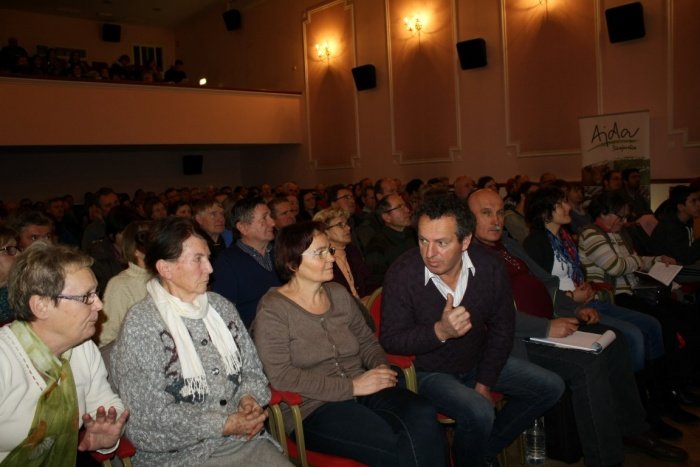 Na predavanju, kjer je na povabilo Društva Ajda svoje poglede na biodinamiko predstavil Pasquale Falzarano, so obiskovalci napolnili kulturno dvorano v Sevnici. (Foto:M. L.)