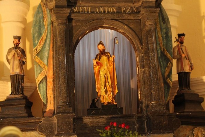 Nov kip sv. Antona Puščavnika, ki ga je blagoslovil generalni vikar novomeške škofije, prelat Božidar Metelko, je izdelal mojster Miha Legan iz Žužemberka.
