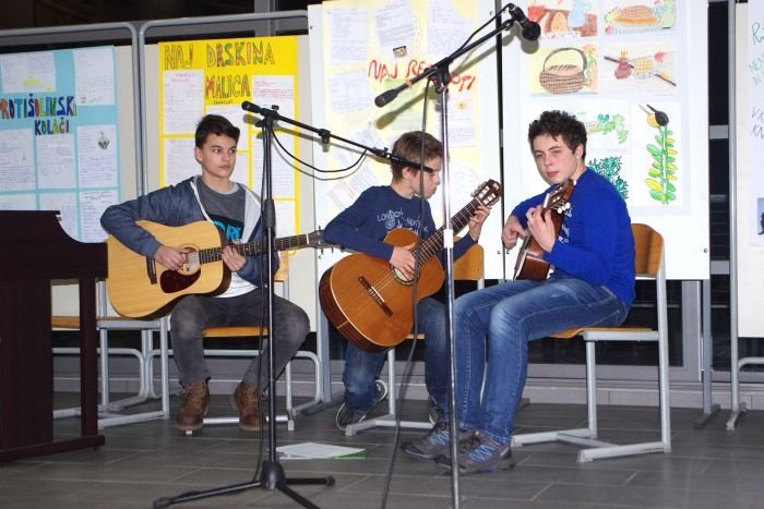 Trio kitaristov.