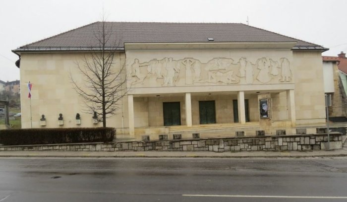 Kakšna bo usoda črnomaljskega kulturnega doma, ki je v lasti ministrstva za kulturo? (Foto: M. B.-J., arhiv DL)