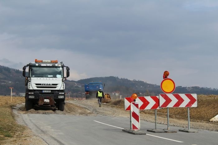 V Šentrupert so včeraj začeli obnovo še zadnje etapa državne ceste od Slovenske vasi do Šentruperta, ki jo bodo predvidoma sklenili do konca maja. (Foto: J. S.)