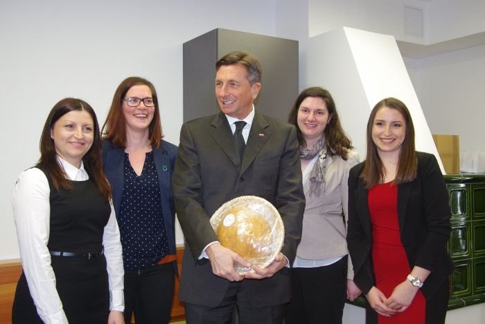 Predsednik Pahor s hlebčkom kruha in dekleti iz Bele Cerkve.