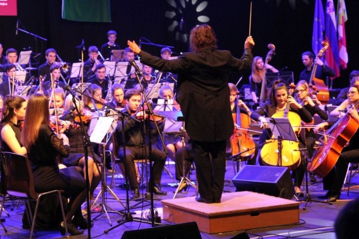 Simfonični orkester doživel stoječe ovacije