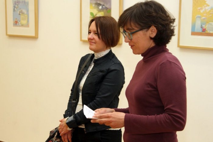 Mojco Lampe Kajtna in njeno razstavo Ilustracije je predstavila Nataša Mirtič. (Foto: I. Vidmar)