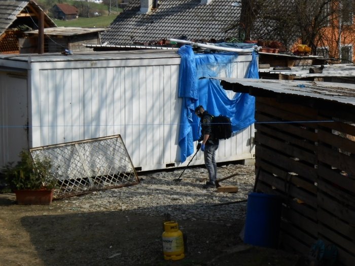 FOTO: V romskem naselju Žabjak Amadej obstrelil svojo partnerko